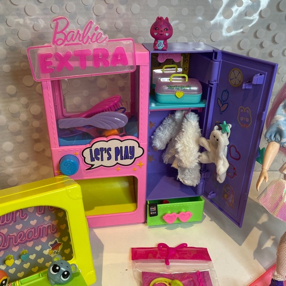 Barbie Extra 🕶️👜Surprise Fashion Playset & doll - Picture 6 of 16